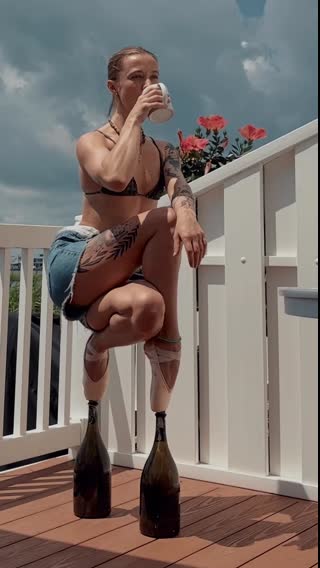 That back leg is WORKING 😂 coffee sipping, bottle balancing, og version of the Nicki Minaj squat 🍾🤎☕️ #nickiminaj #nickiminajchallenge #balletdancer #ballettok #pointe #enpointe #ballerinasoftiktok #spitzentanzschuhe #enpointebottlewalking #ballet #circus 