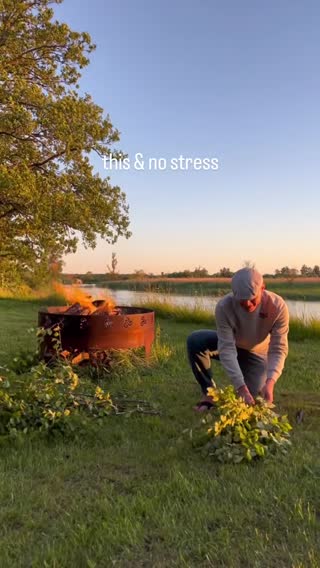 Barefoot evenings, the scent of fresh sauna whisks, the warmth of the sauna, and sunset swims—this is what summer nights are made of 🌿🔥  We’re already counting the days until summer 🤍 #huumsauna #sauna #saunalife #stressfree #saunatime #summervibes 