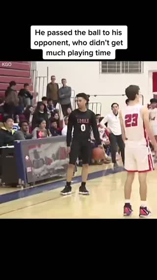 He even celebrated with him after he made the shot 👏❤️ (ABC 7 Bay Are...