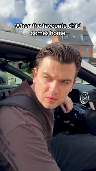 When the favourite child comes home!😂🕺🏼 #thefamileigh #dad #middlechild #favourite 