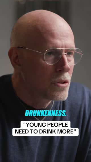 @Scott Galloway explains to @Steven Bartlett his opinion on why people need be drinking now more than ever 😯 #drinking #drink #young #social #nightout #controversial #stevenbartlett #podcast #diaryofaceo #viral 