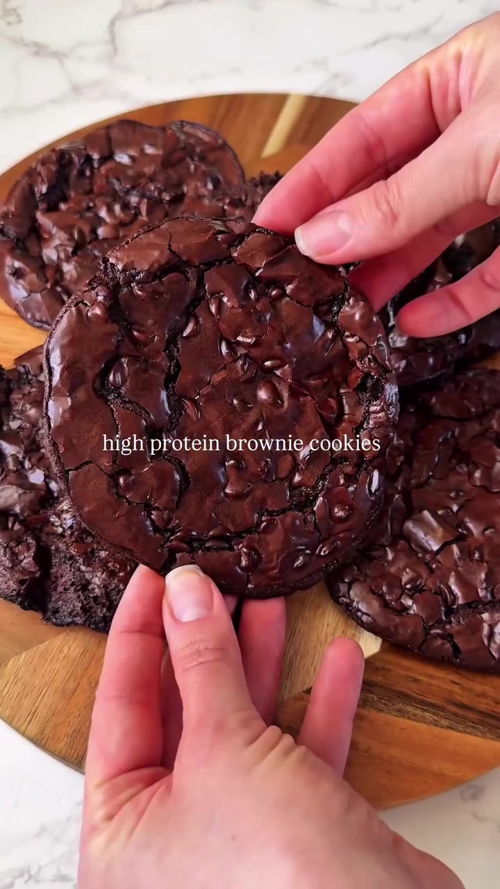 High protein brownie cookies 🍪 

Make sure to follow @ajfoodie to not miss this recipe! Coming soon 🤤

#highprotein #lowcalorie #brownie #chocolate