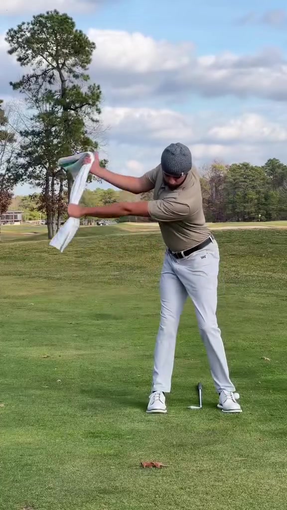 This “Towel Drill” will help any golfer add more power and width to their swing| The Perfect Pivot ⛳️✅