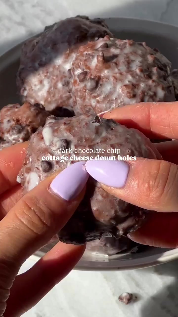 I don’t think I’ll ever get over my cottage cheese donut hole recipe…they’re too good 🤤

these *dark chocolate chip cottage cheese donut holes* are fluffy and soft, rich in chocolate flavor, and embedded with mini chocolate chips. AND pack 5g protein per donut hole (makes 10 total)

Comment RECIPE to get the recipe sent to your DMs or find it at the link in my bio.

#cottagecheese #goodculture #donutholes #highproteindessert #healthydessert