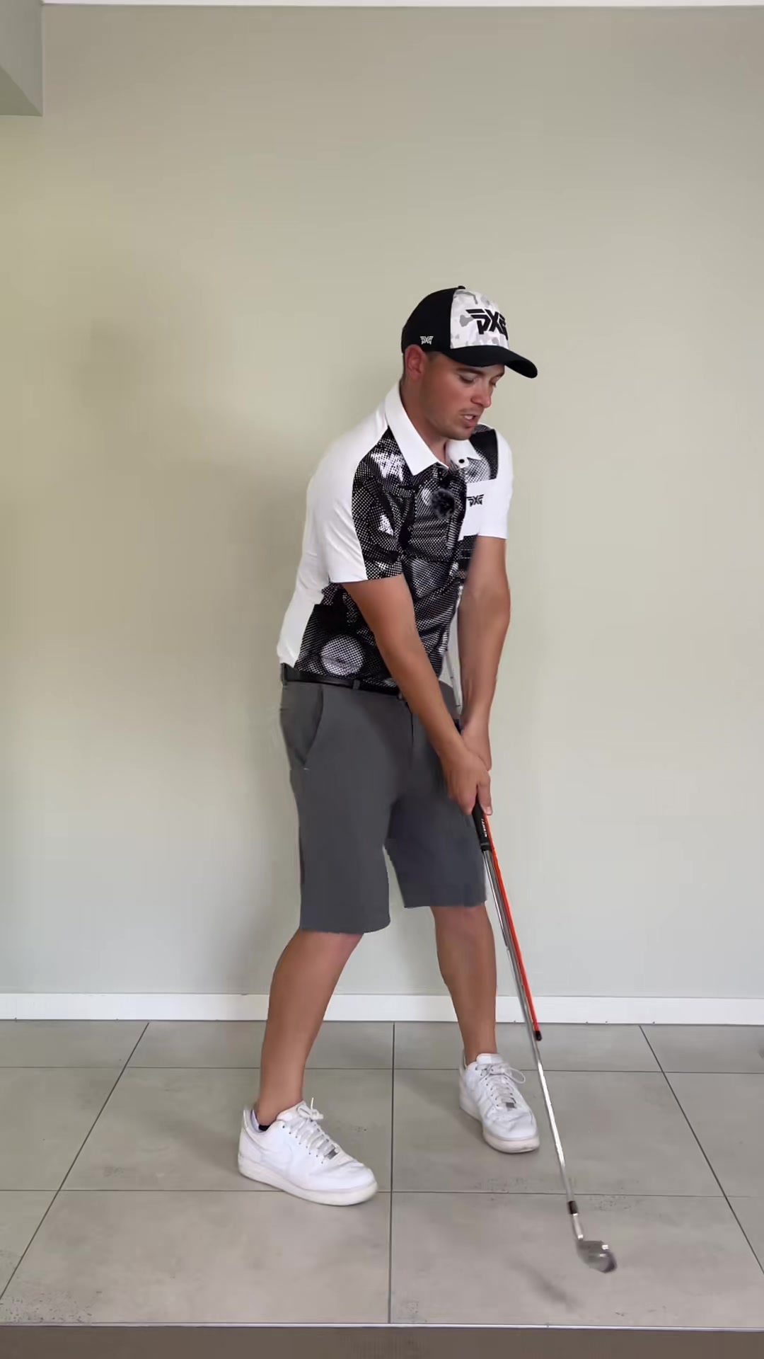 🔥INSIDE TAKEAWAY🔥 One of my favourite drills to help golfers who ROLL the club inside during the takeaway! You need to feel like you are hinging the club UP as you turn. Almost like you are pushing down on the grip while turning Again, this is a FEEL, once you take the alignment stick away, you can lessen the amount you’re feeling but this is a good way to stop the arms going out & the club going in 👊🏼