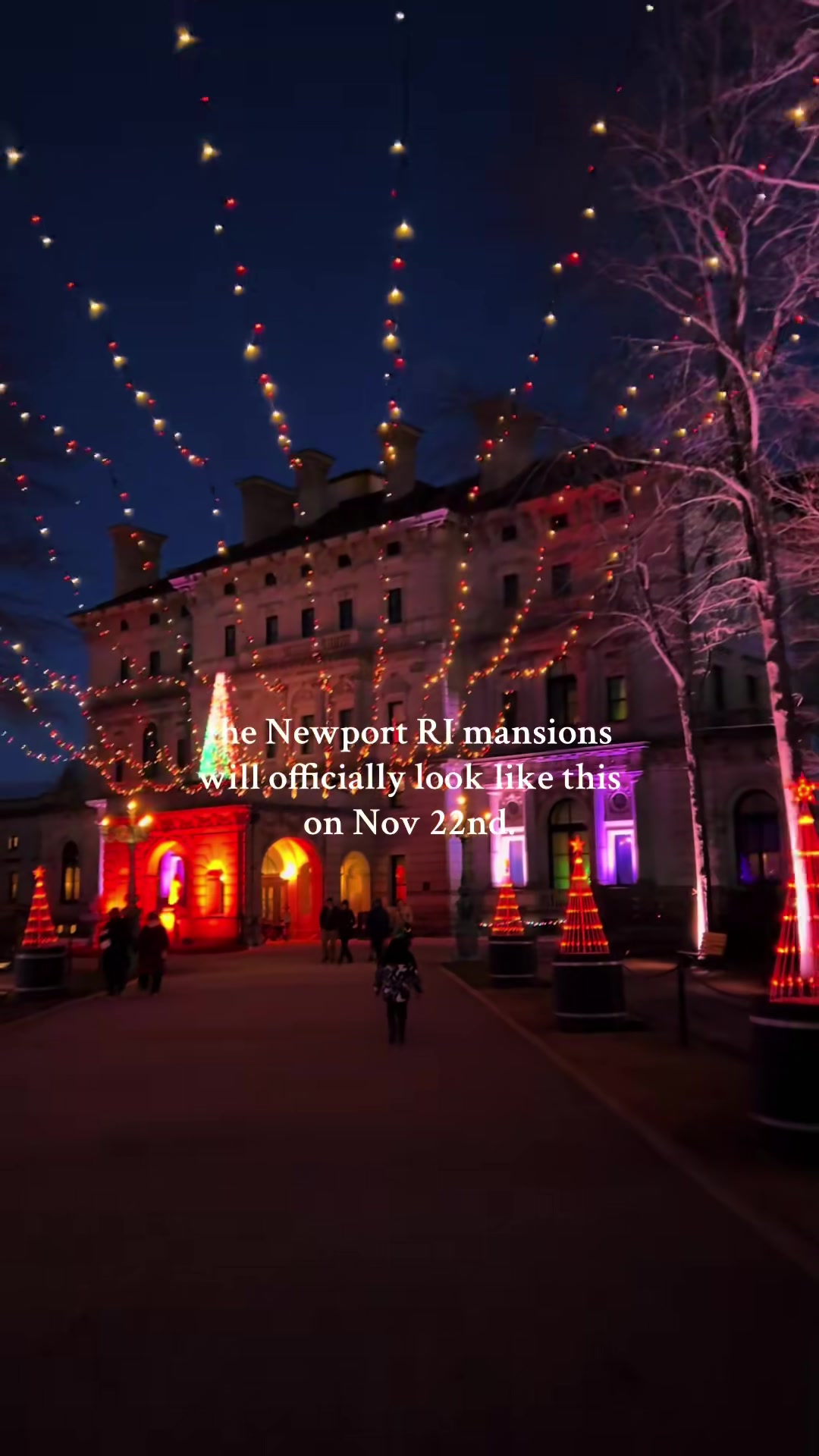 The most magical time of year at the Newport RI mansions is Christmas 🎄✨ #newportri #newengland #mansion #thingstodo #christmascountdown 