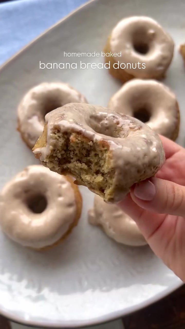 BANANA BREAD DONUTS 🤌🏼🤎🍌 mmmm so warm and spiced with cinnamon and the best part is that they’re EASY, vegan, and gluten-free!! They absolutely MELT in your mouth 🍯 topped with a cinnamon cream cheese frosting … these are the bite of fall you’ve been waiting for 🍂

FOR THE RECIPE 🔗 comment “DONUTS” and I’ll message it to you or if you’re watching from Facebook then head straight over to peanutbutterandjilly.com/banana-bread-donut/

#bananabread #donuts #baking #homemade #glutenfreedonuts #glutenfreebaking #veganbaking #vegandonuts #healthybaking #mommylife