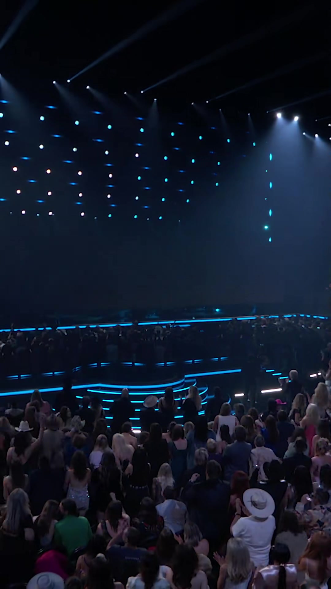 A powerful performance by a powerful Country Music icon. 🥹 There wasn...