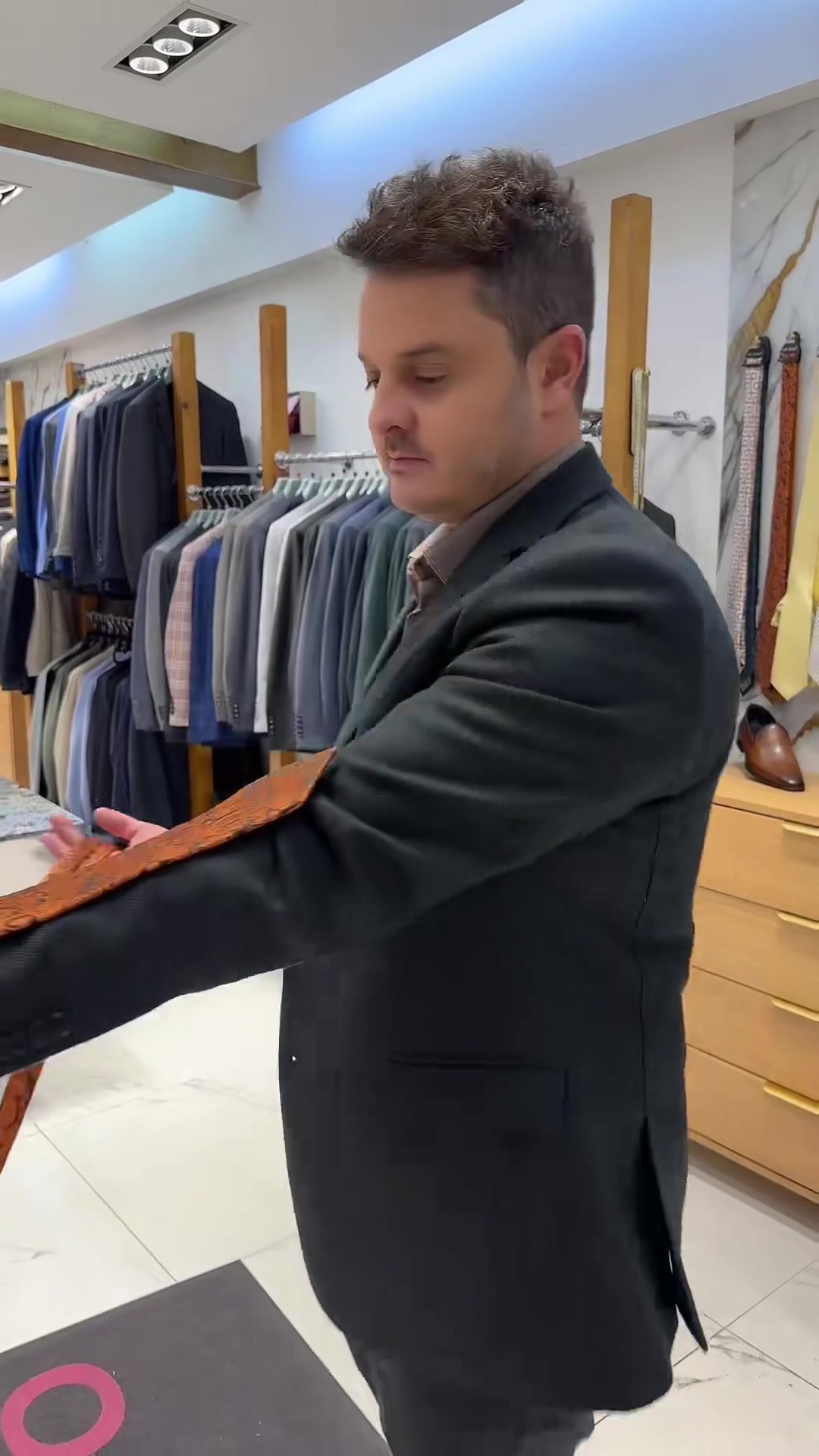 Le noeud de cravate rapide ! Comment faire un noeud de cravate ! #cra...