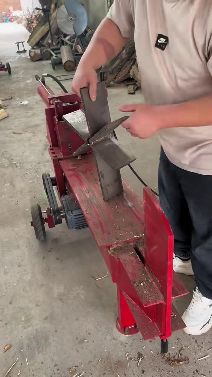 #电动劈柴机 #液压劈柴机 #劈柴神器 #劈柴机 #全球发货 #私信我 #中国制造 #TikTok #好物分享 #液压劈木机 #自动劈柴机...