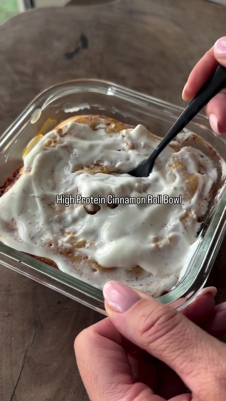 I had this saved for ages and finally made it… unreal 🤤

If you’re trying to stay on track but still want something sweet… this is it

470 cals | 42g protein

Pancake bowl:
35g flour
30g vanilla protein
1/2 tsp baking powder
1 tbsp sweetener
1 egg
60ml milk
1 tsp vanilla
1/4 cup Greek yogurt

Cinnamon swirl:
1 tsp cinnamon
1 tbsp sugar-free maple syrup
1 tsp butter/coconut oil

Icing:
1/4 cup light cream cheese
1/4 cup Greek yogurt
1 tbsp stevia
1/2 tsp vanilla

Mix, swirl, bake at 180°C for ~20 mins, add icing 🤌🏼