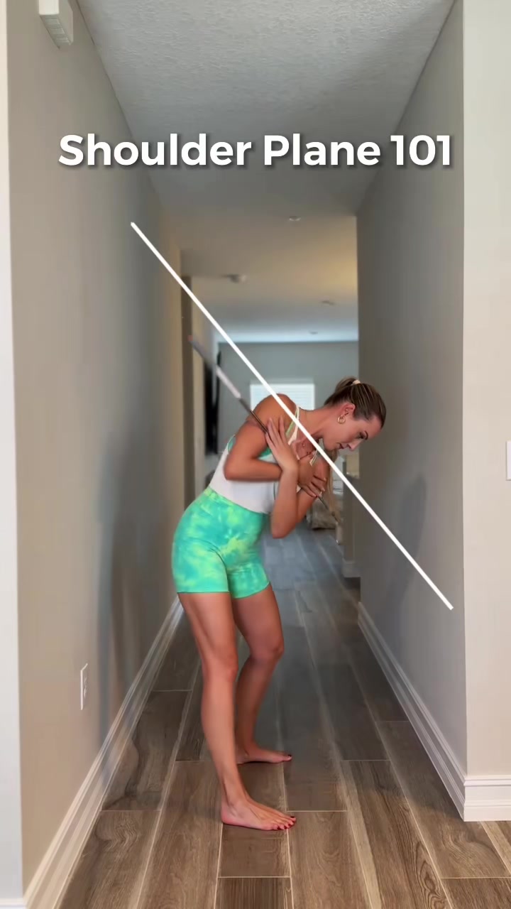 Let’s all turn it up!! 💪🏻🌀 A poor turn causes all kids of misses and bad contact and makes the golf swing much more complicated than it needs to be.  This simple drill will give you the correct feeling of how to turn around your spine. It will eliminate the need for your arms and hands to compensate throughout impact and in turn yield more consistent and repeatable contact 💪🏻. #golf #drill #athomegolfdrills #golfpro #golftipsdaily #golftips #golfproblems #femalegolflesson #coachcarolin #golflesson #turnitup #shoulderturn 