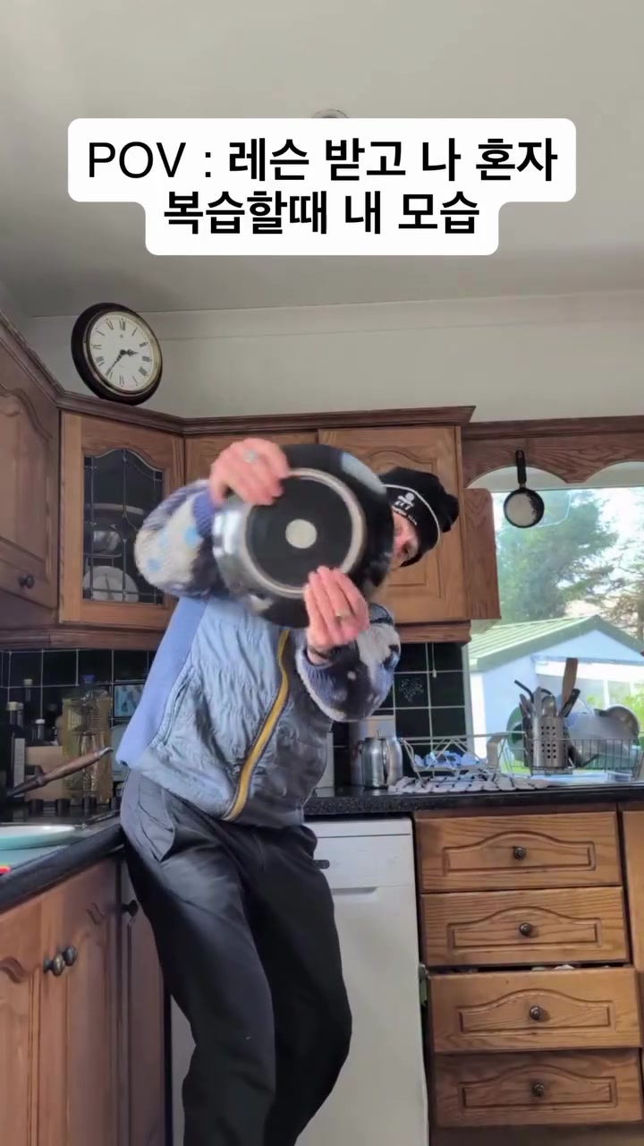 머리 : 이렇게 이렇게 스윙하면 돼ㅎㅎ
몸 : 이르케!!!!!!!!핰ㅋㅋㅋ이르케!!!!핰ㅋ쿠ㅜㅜㅜ
센트럴골프아카데미에서 무제한으로 될때까지 복습을해보세요!
센골아 골프 뉴비 모집중!👇👇
010-5784-0753
전화 상담시 할인과 혜택이 와르르🙆‍♀️🤍
#청주 #라운딩 #골프장 #청주골프 #청주골프레슨