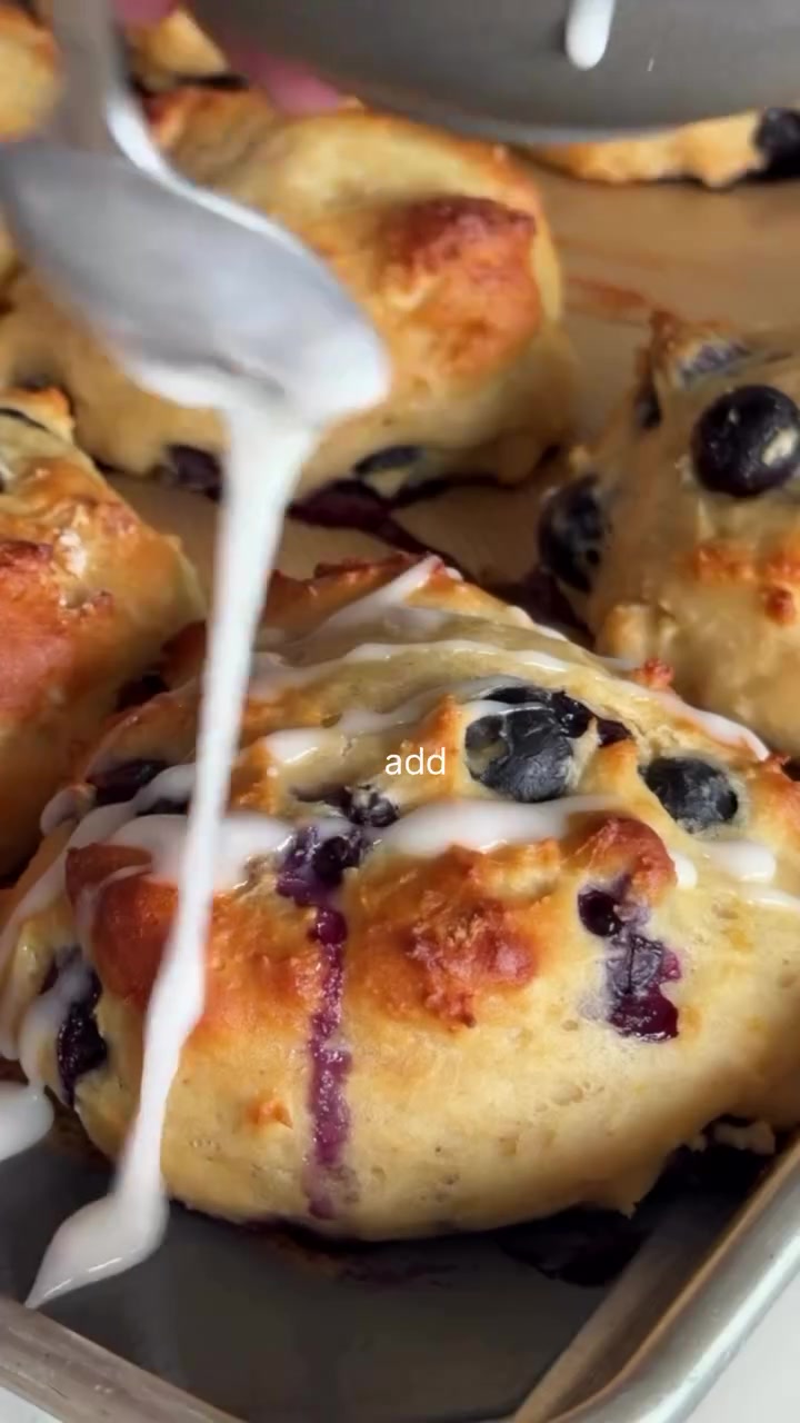 BLUEBERRY PROTEIN BISCUITS 🫐✨

A delicious blueberry biscuit but with a protein boost?!! Yes please! 🤩

Soft, fluffy, packed with juicy blueberries, these are perfect to meal prep so you can have them on hand easy breakfasts or snacks throughout the week!!

All you need is:
- plain Greek yogurt
- eggs
- milk
- vanilla extract
- honey
- lemons
- all purpose flour
- ground flax seed
- baking powder
- salt
- vanilla protein powder
- fresh blueberries

For the glaze:
- powdered sugar
- lemon juice

🌟For the recipe: like this post + COMMENT “RECIPE PLEASE” (on this post!!) to be automatically sent the FULL printable recipe including all tips, tricks, nutrition info, or find it linked in my bio!!

🌟For substitutions and variations: you can find common swaps above the detailed recipe in the printable version!!

⚠️ I do not authorize any of accounts to repost my content without permission from me!
-
-
-
-
#mealprep #easysnack #healthylifestyle #snackidea #easymeals healthybreakfast highprotein