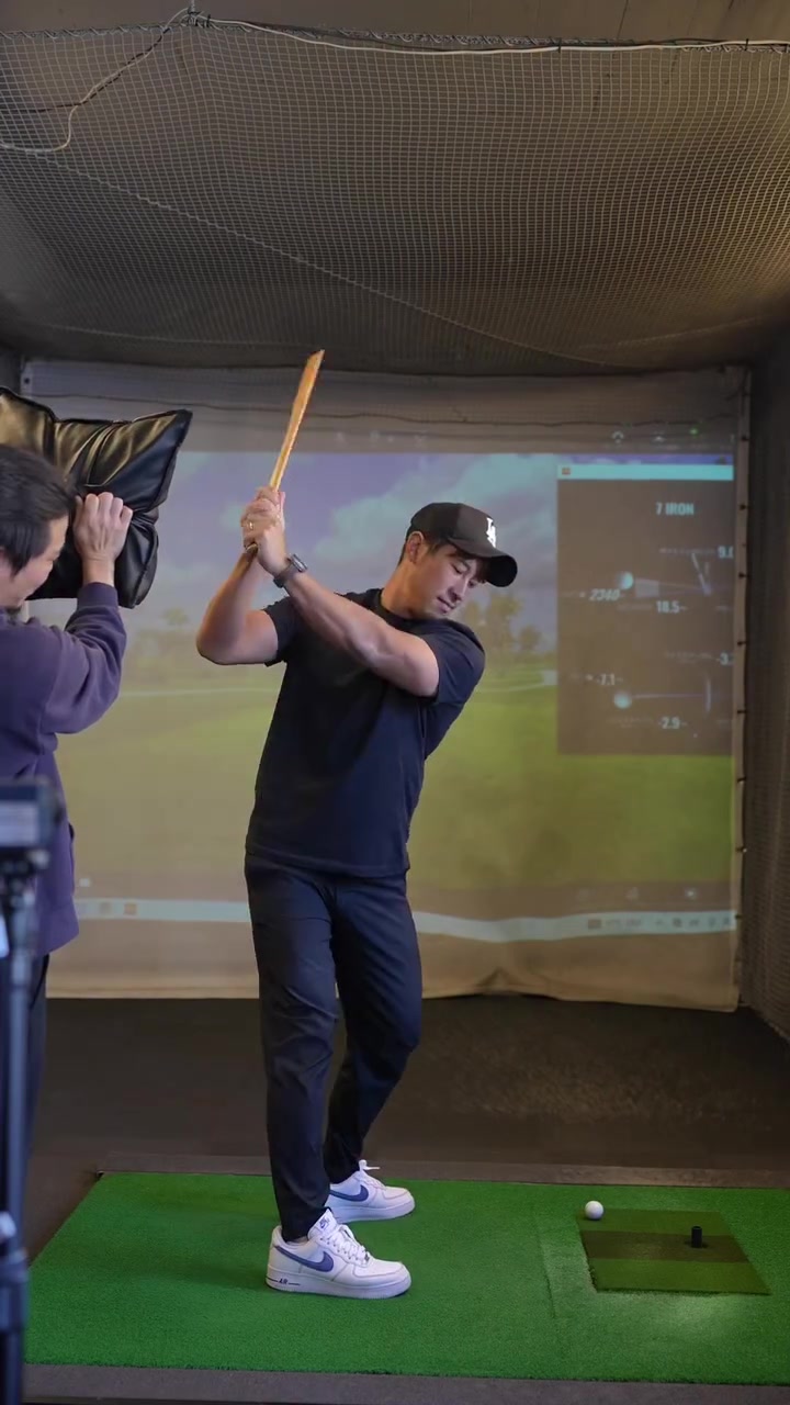 大阪レッスン

シャローダウンと下半身の使い方
レッスン

まだレッスン3回目ですが
素晴らしいキレとスイングに
進化してきています
👏👏👏

✨✨ 4月以降出張レッスンのお知らせ ✨✨

【4月 名古屋レッスン】
🗓️ 4月開催
残り①枠

【4月 大阪レッスン】
🗓️ 4月開催
予約開始✨✨✨

【4月 出張レッスン予定】

📍 名古屋　3月1週目  4月
📍 大阪　3月4週目　4月
📍福岡　5月
📍 神戸　5月

⸻

【お知らせ📢】
東京ゴルフスタジオ AllOut 
新規会員募集中

料金の詳細は 公式HP をご確認ください。
ご予約は
AllOutホームページ → 公式LINE登録
よりお願いいたします。

⸻

🔸プラン（全3種類）

・ベーシック … 月1回
・レギュラー … 月2回
・プラチナ …… 月4回

⸻