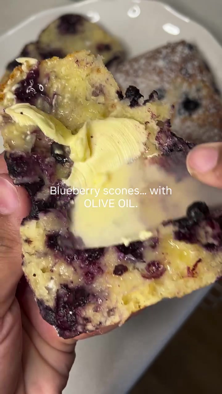🫐Blueberry cottage‑cheese scones… with olive oil.
Moist, tender, lightly savory, and perfect with jam or honey

Save this for your next slow morning!

#EasyBakes #BlueberryScones #CottageCheeseRecipes #OliveOilBaking #weekendbreakfast
